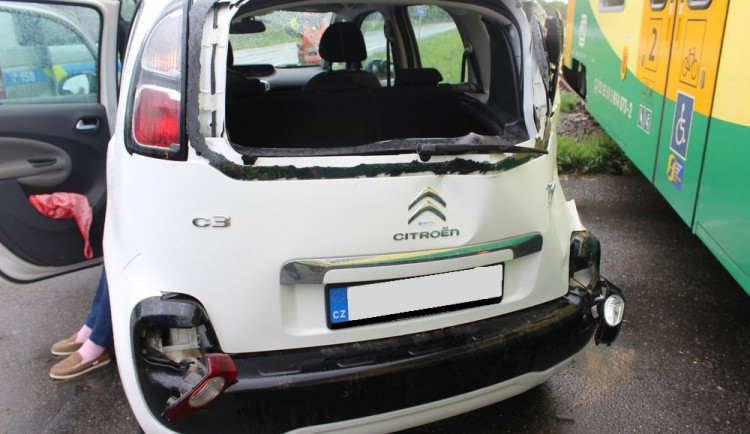 Řidička zastavila auto před křižovatkou na kolejích v době, kdy místem projížděl vlak