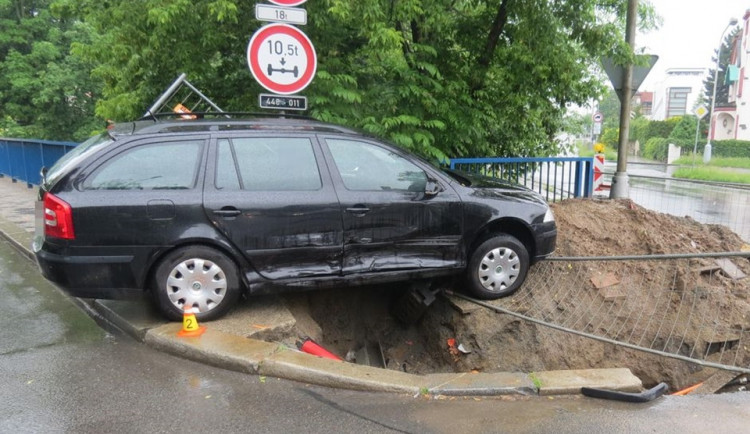 Řidička nedala při odbočování přednost. Po nehodě skončilo odmrštěné auto ve výkopu.