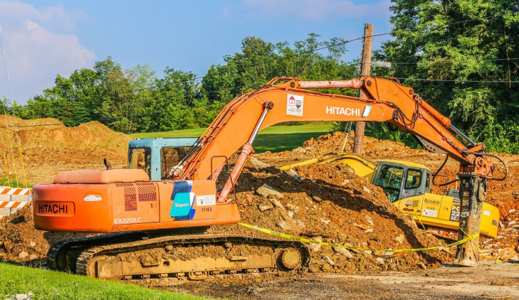 Neznámý pachatel odčerpal naftu ze zaparkovaného bagru. Hrozí mu za to až dva roky vězení