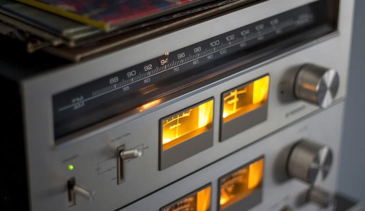 Muž chtěl přes internet koupit hifi věž. Podvodníkovi poslal 106 tisíc