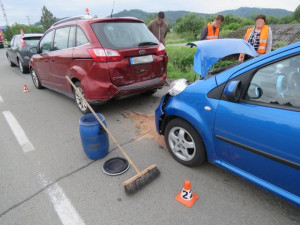 Žena se nevěnovala řízení a způsobila hromadnou nehodu. Vznikla škoda za 130 tisíc