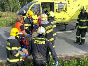 VIDEO: Muže u Pohořan zavalil strom a byl zasypaný zeminou. Pomohli mu kolegové a hasiči