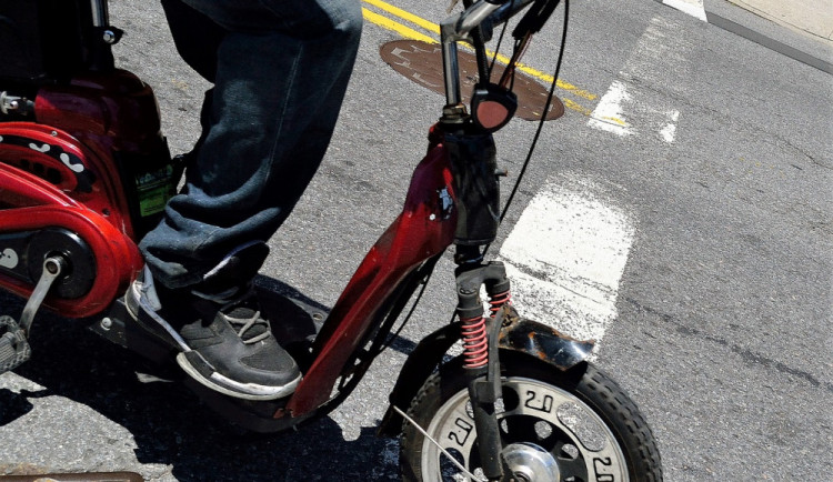 Zloděj se vloupal na zahradu rodinného domu, uloupil elektrickou koloběžku Choper