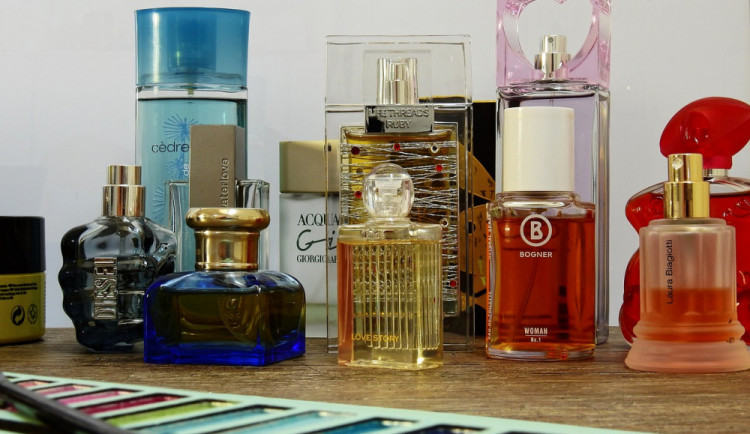 Zloděj během tří dnů ukradl z drogerie několik luxusních parfémů za tisíce