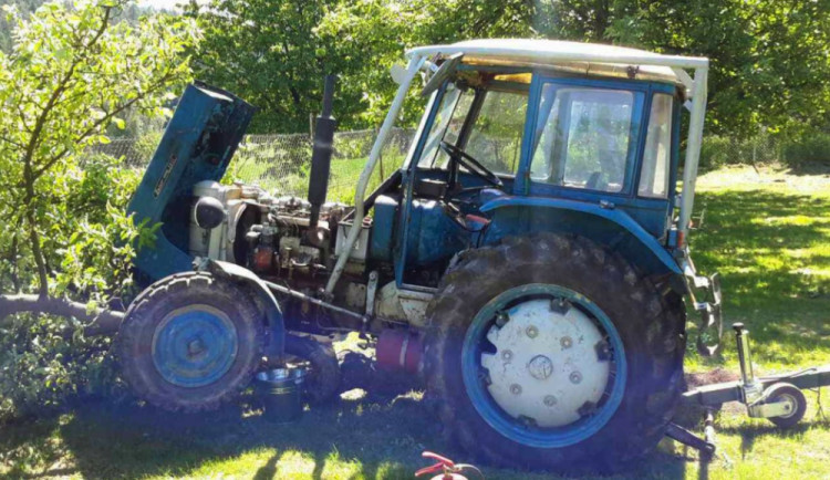 Záchranáři vyjížděli k muži, kterého přejel traktor. Vrtulníkem byl transportován na traumacentrum