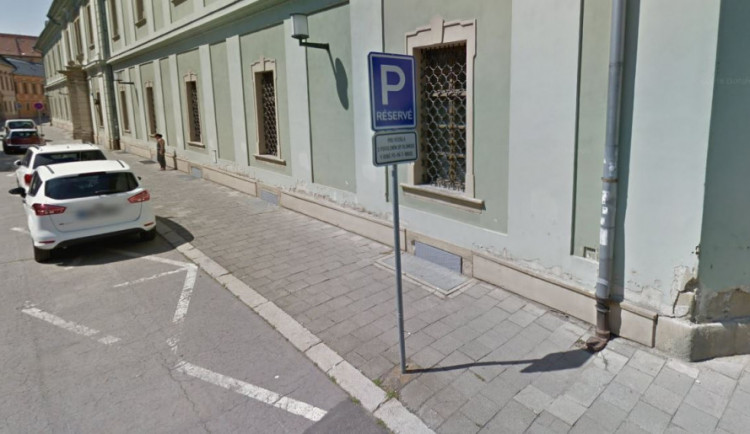 Policie v Olomouci našla hledaného muže. Ležel na zemi u Zbrojnice