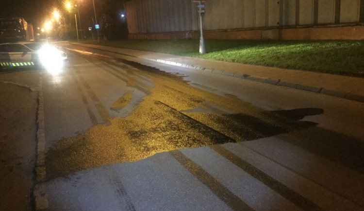 Za Hornbachem v Olomouci byla silnice znečištěna naftou. Na místě zasahovali hasiči