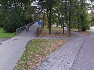 Žena vstoupila před projíždějícího cyklistu. Aby zabránil nehodě, zabrzdil a přeletěl přes řidítka