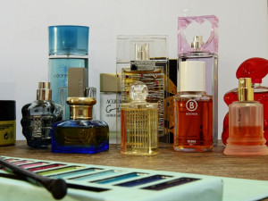 Zloděj během tří dnů ukradl z drogerie několik luxusních parfémů za tisíce
