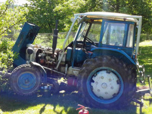 Záchranáři vyjížděli k muži, kterého přejel traktor. Vrtulníkem byl transportován na traumacentrum