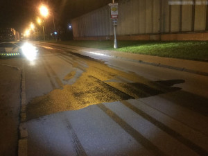 Za Hornbachem v Olomouci byla silnice znečištěna naftou. Na místě zasahovali hasiči
