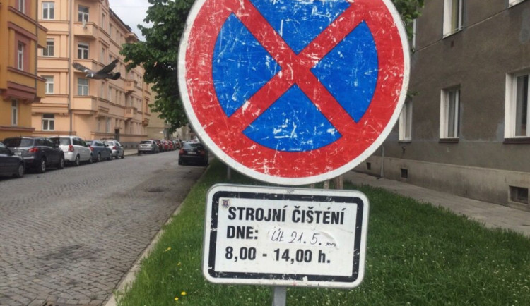 Strážníci během května řešili více než sto případů zaparkovaných aut v místech, kde mělo probíhat blokové čištění
