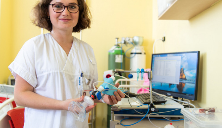 Fakultní nemocnice Olomouc dostala přístroje na pomoc dětem s cystickou fibrózou díky sbírce Crosspoint