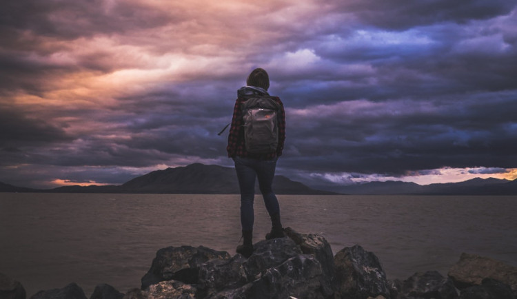 POČASÍ NA PÁTEK: Pátek bude ve znamení zatažené oblohy, deště a bouřek