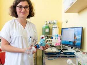 Fakultní nemocnice Olomouc dostala přístroje na pomoc dětem s cystickou fibrózou díky sbírce Crosspoint