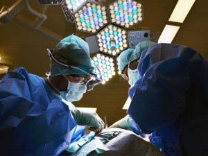 Pacient zemřel po operaci kýly. Lékaři dostali za usmrcení z nedbalosti podmínku