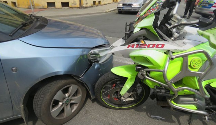 Řidička ve Fabii nedala přednost motorkáři, ten se při střetu zranil