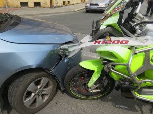 Řidička ve Fabii nedala přednost motorkáři, ten se při střetu zranil