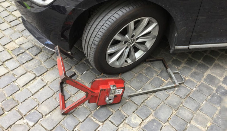 Řidička se ve Slovenské ulici v Olomouci rozjela i s botičkou na autě. Případ řeší policie