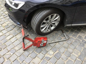 Řidička se ve Slovenské ulici v Olomouci rozjela i s botičkou na autě. Případ řeší policie
