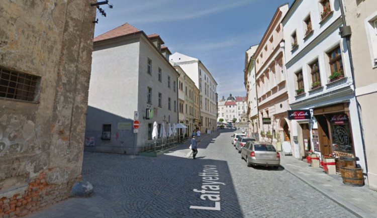 Vandal posprejoval fasádu domu v Lafayettově ulici. Hrozí mu rok vězení