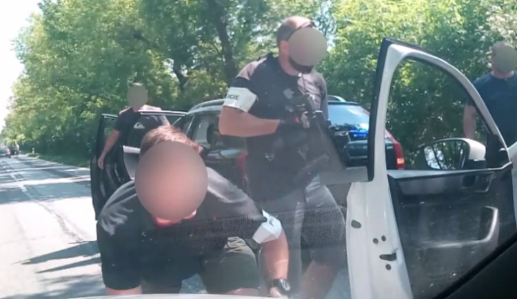 VIDEO: Zásahovka se samopaly v Olomouci odchytila dealera drog přímo v autě. Podívejte se na jejich akci