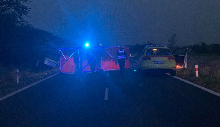 Mezi Olomoucí a Přerovem se střetla dvě osobní auta, dva lidé zemřeli