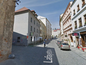 Vandal posprejoval fasádu domu v Lafayettově ulici. Hrozí mu rok vězení
