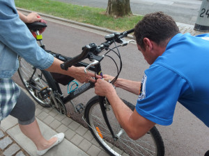 Strážníci kontrolovali na Komenského ulici povinnou výbavu cyklistů. Více než polovina ji neměla