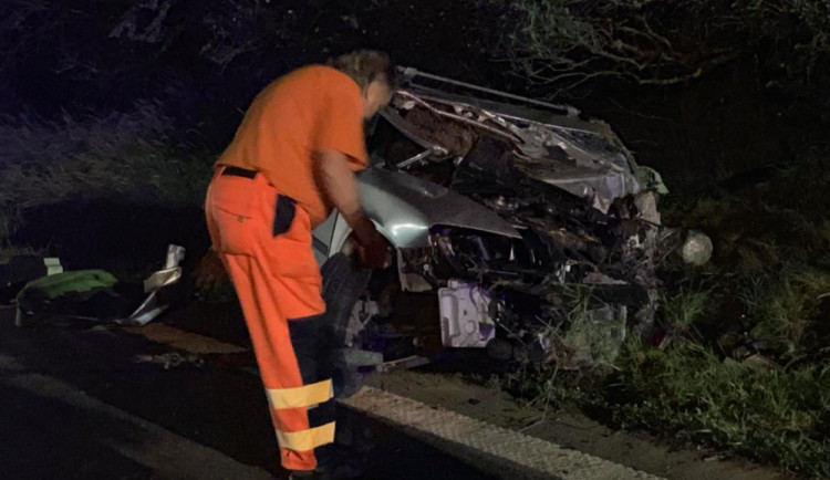 FOTO/VIDEO: Čelní srážka dvou aut mezi Olomoucí a Přerovem si vyžádala dva mrtvé. Hasiči zveřejnili video ze zásahu