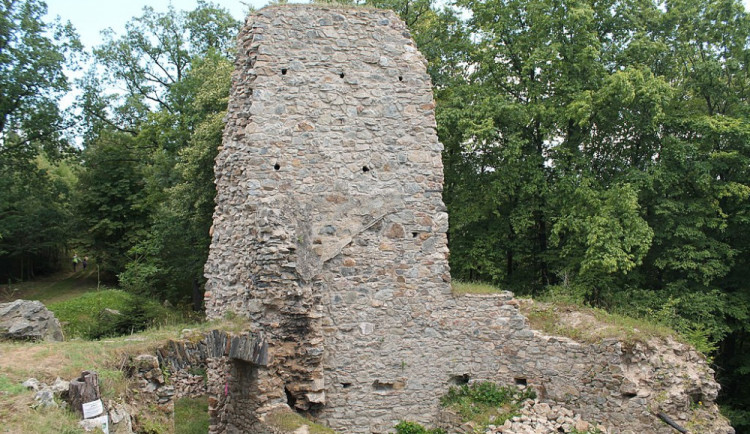 Ke zřícenině Rabštejn nesmí lidé, hradby jsou v havarijním stavu