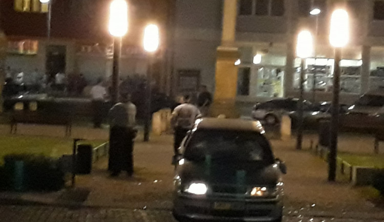 V Kojetíně se napadly dvě skupiny lidí. Na náměstí se střílelo a jeden člověk byl zraněn