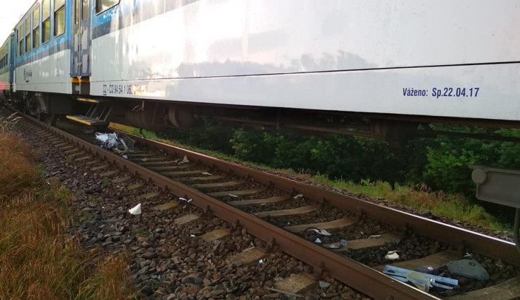 U přejezdu v Holici někdo nechal v kolejišti pračku. Narazil do ní vlak