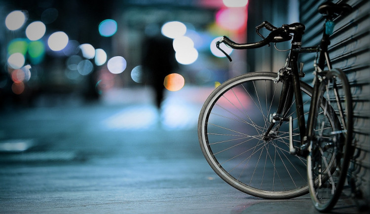Zloděj ukradl v Kosinově ulici horské kolo ze střešního nosiče na autě