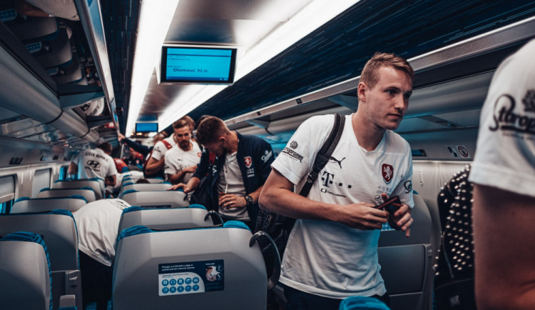 Fotbalová reprezentace přijela do Olomouce vlakem. Večer vyzve na Andrově stadionu Černou Horu