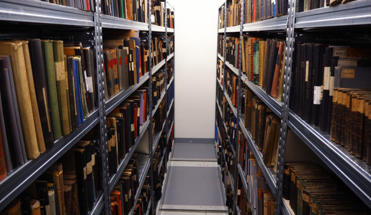 FOTO: Milion a čtvrt svazků z Červeného kostela již má nový domov, dnes byla převezena poslední kniha