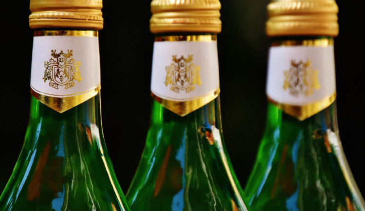 Zloděj ukradl v obchodě několik lahví alkoholu a sedm krémů na obličej. Poté odešel únikovým východem