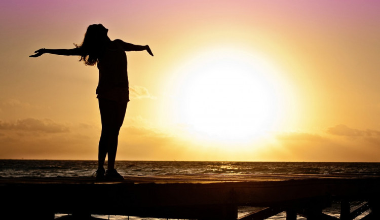 POČASÍ NA ÚTERÝ: Bude jasno, povane mírný vítr a místy se objeví bouřky