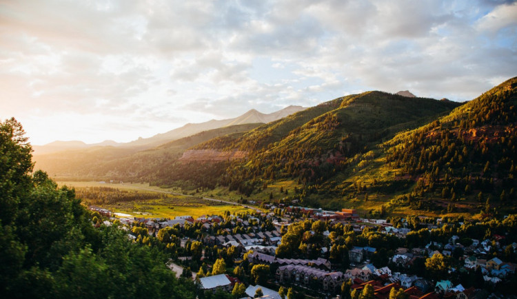 POČASÍ NA STŘEDU: Místy se přes jasnou oblohu přeženou přeháňky, na horách povane čerstvý vítr