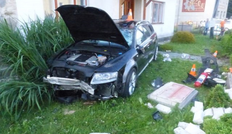 Řidič narazil do plotu a zastavila ho až zeď domu. Nadýchal téměř dvě promile