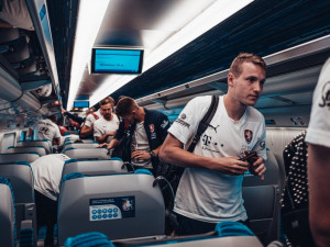 Fotbalová reprezentace přijela do Olomouce vlakem. Večer vyzve na Andrově stadionu Černou Horu