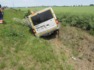 Řidič dodávky sjel z neznámých důvodů ze silnice do příkopu. Utrpěl zranění a byl převezen do nemocnice