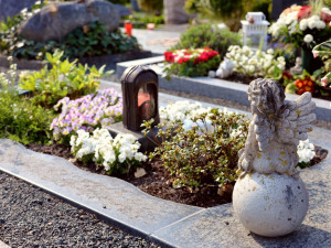 Zloděj ukradl ze hřbitova mramorovou náhrobní desku a poničil základový kámen