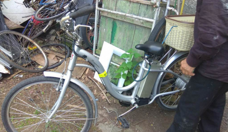 Opilý cyklista vyjel z cyklostezky a srazil tříletého chlapce. Dítě bylo zraněno, cyklista z místa ujel