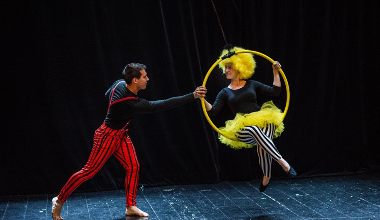 Olomoucké Divadlo Nabalkoně v nové hře nabídne prvky akrobacie, grotesky a situačního humoru