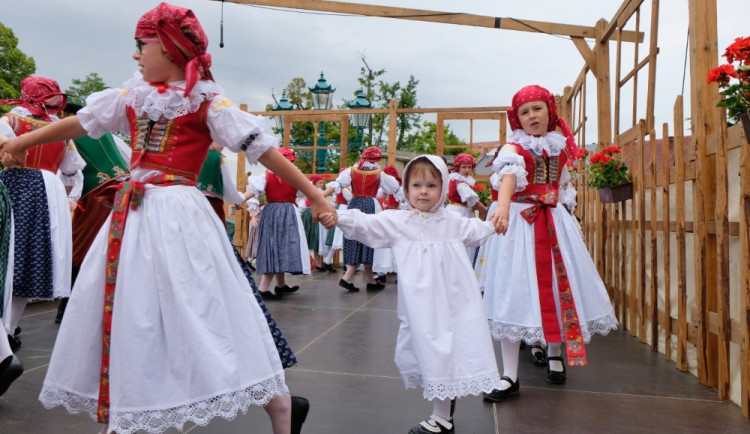 FOTO: O víkendu opět roztančila Přerov folklorní slavnost