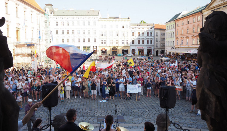 FOTOGALERIE: Na Horní náměstí přišly stovky lidí podpořit nezávilost justice, demonstrovalo se po celé republice