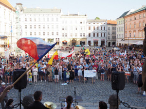 FOTOGALERIE: Na Horní náměstí přišly stovky lidí podpořit nezávilost justice, demonstrovalo se po celé republice