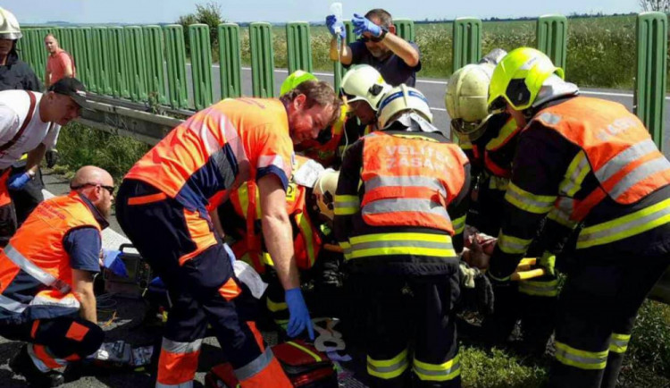 FOTO/VIDEO: Řidič autobusu utrpěl při nehodě středně těžká poranění. Děti jsou mimo ohrožení života