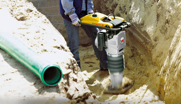 Zloděj přes noc ukradl vibrační pěch, který byl připevněn na přívěsném vozíku za autem